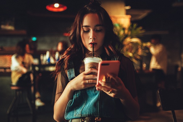 Femme dans un Bar de Bubble Tea